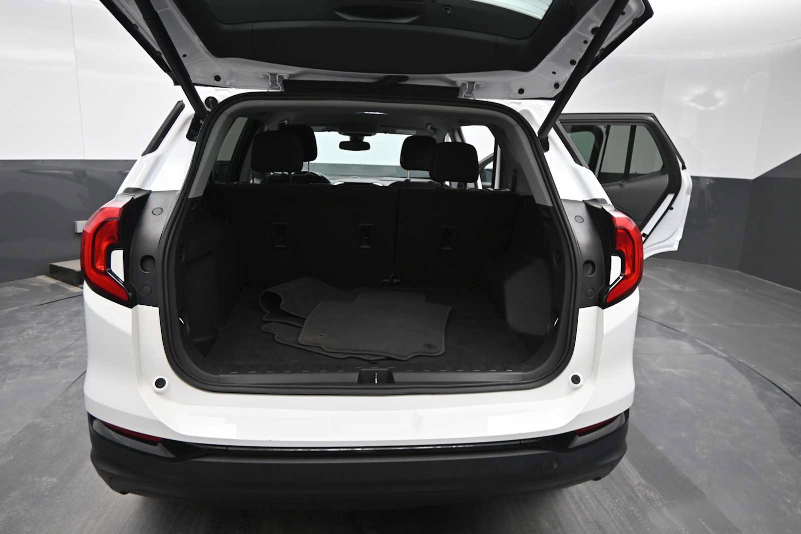 Used 2021 GMC Terrain SLE w/ Driver Convenience Package FWD image 14