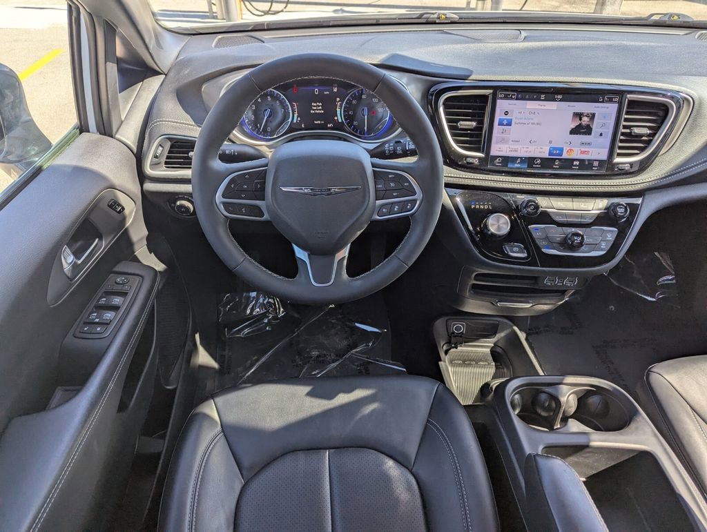 Used 2025 Chrysler Pacifica Select image 22