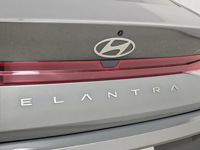 Used 2025 Hyundai Elantra SE FWD image 9