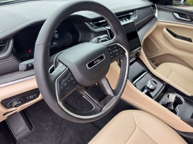 Used 2025 Jeep Grand Cherokee L Limited AWD/4WD image 16