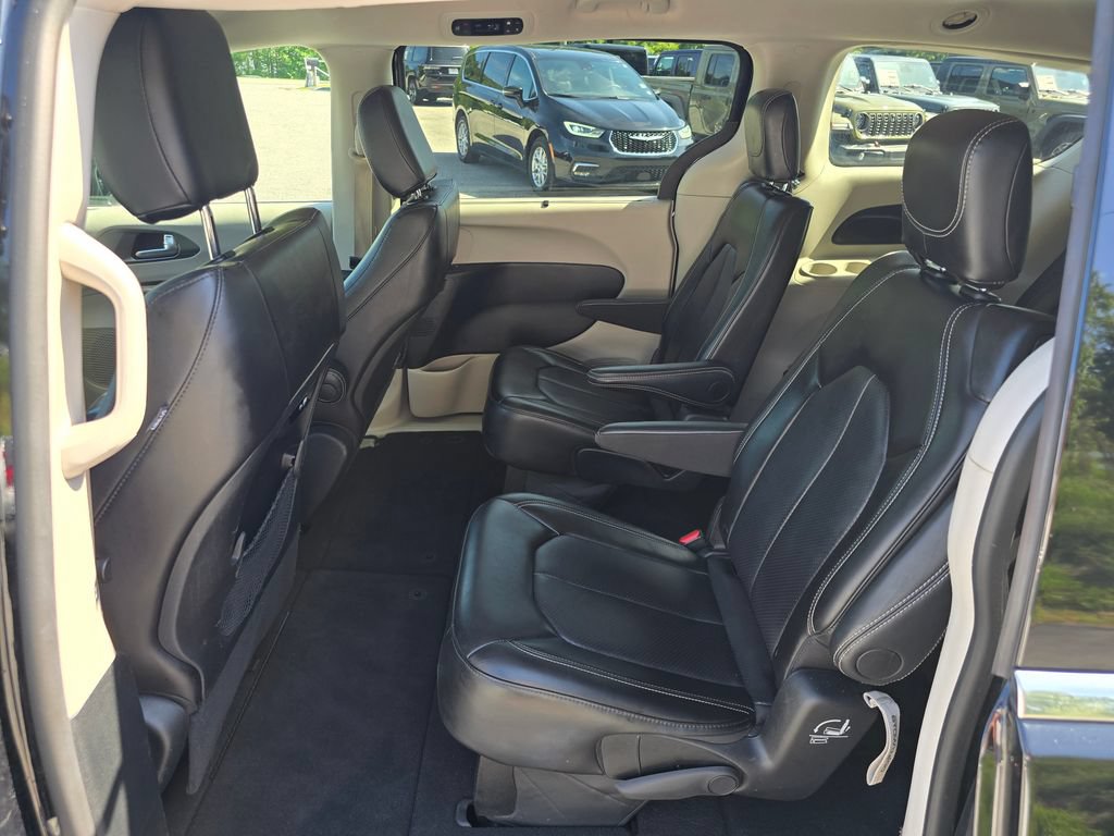 Used 2024 Chrysler Pacifica Touring-L FWD image 10