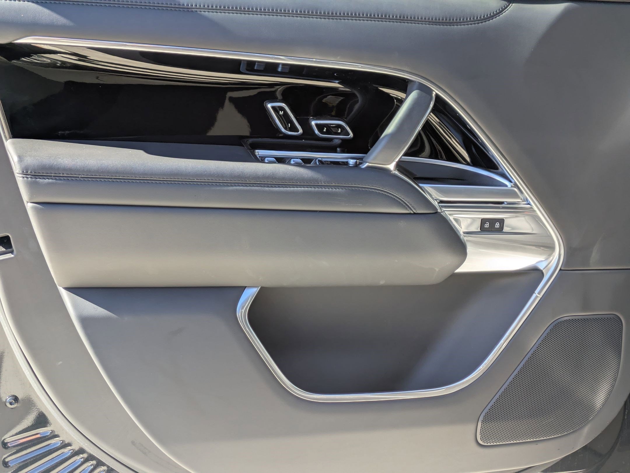 Certified 2024 Land Rover Range Rover SE image 12