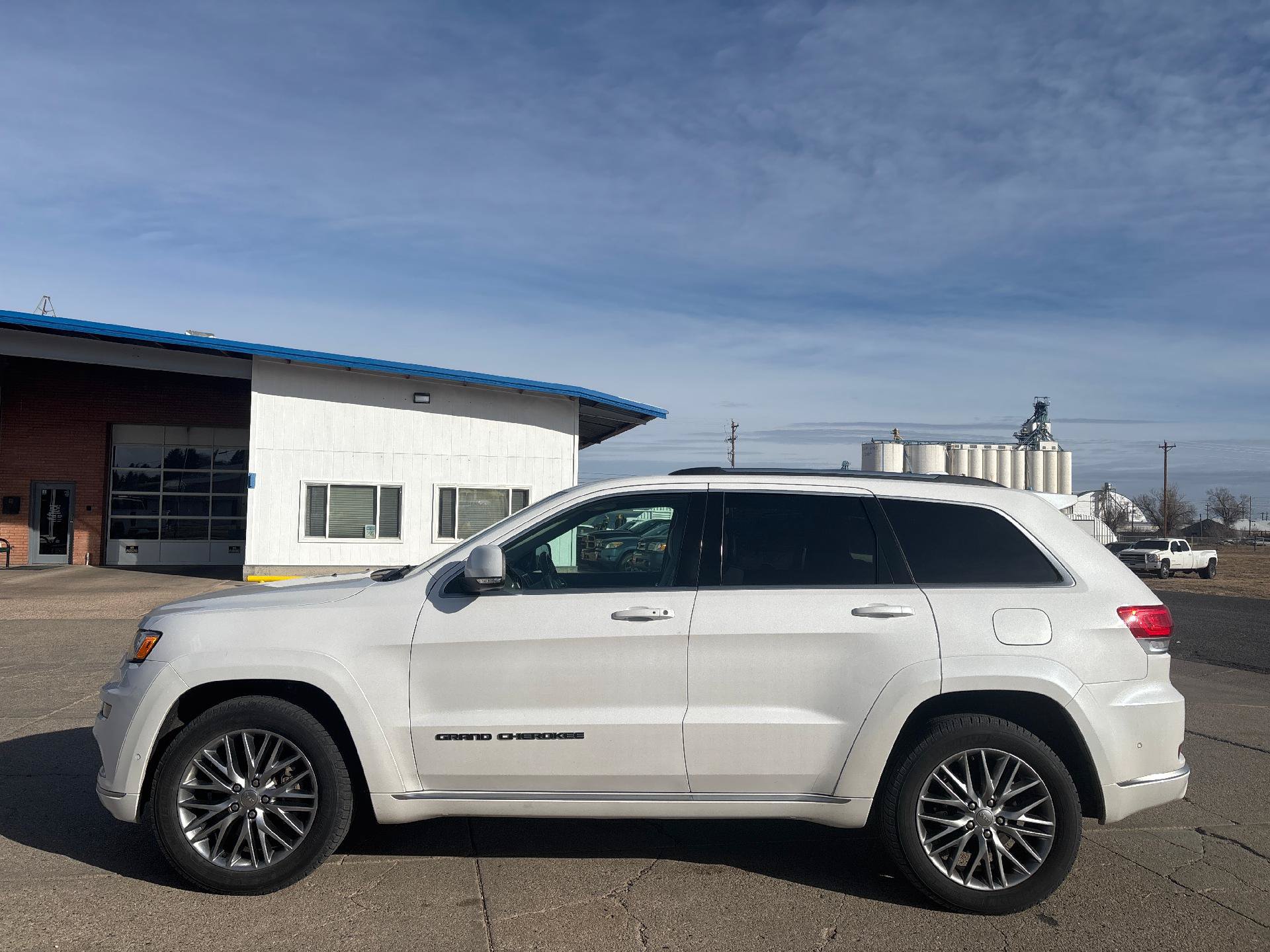 Used 2017 Jeep Grand Cherokee Summit AWD/4WD image 2