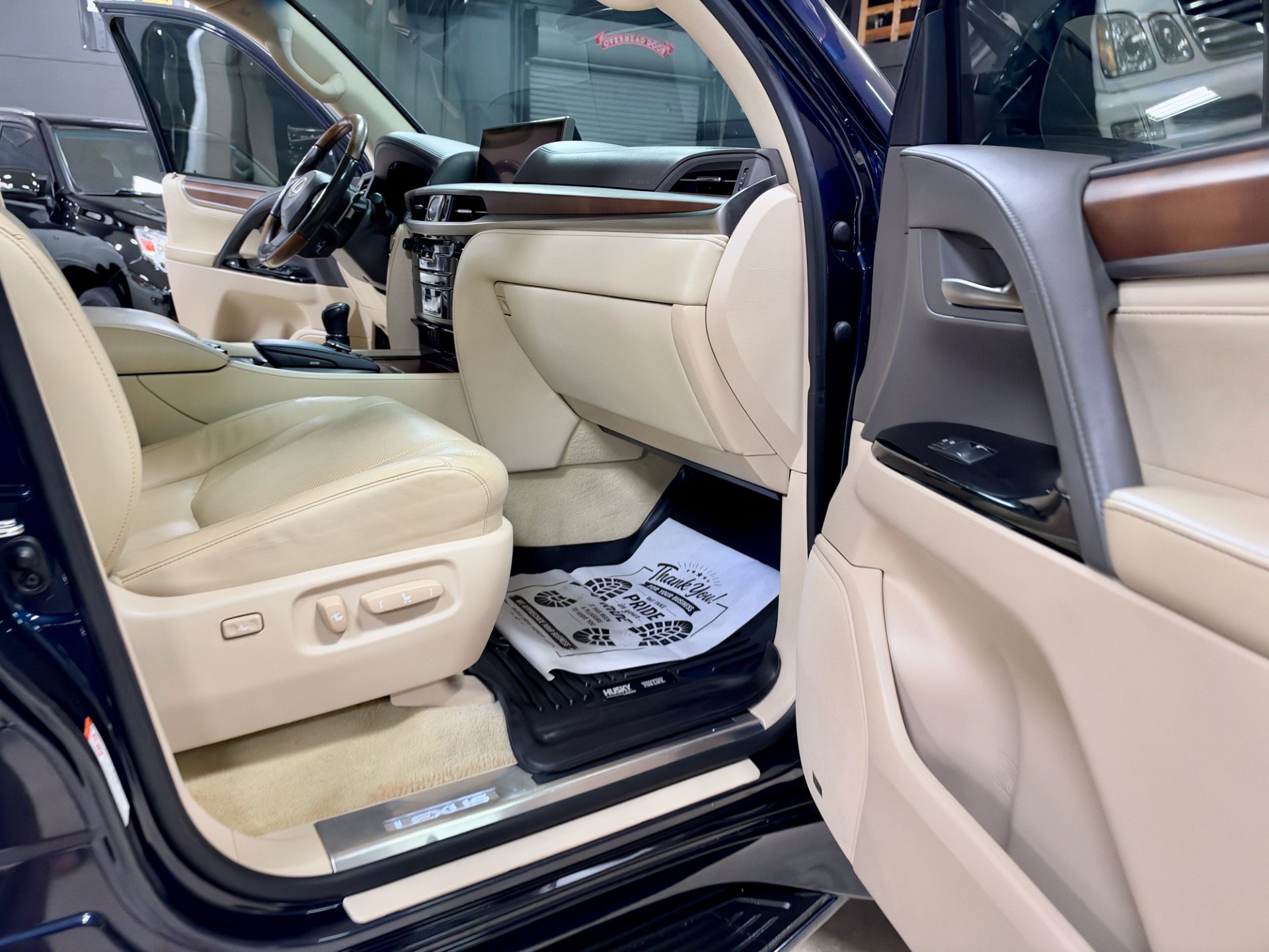 Used 2017 Lexus LX 570 4WD w/ Luxury Package image 29