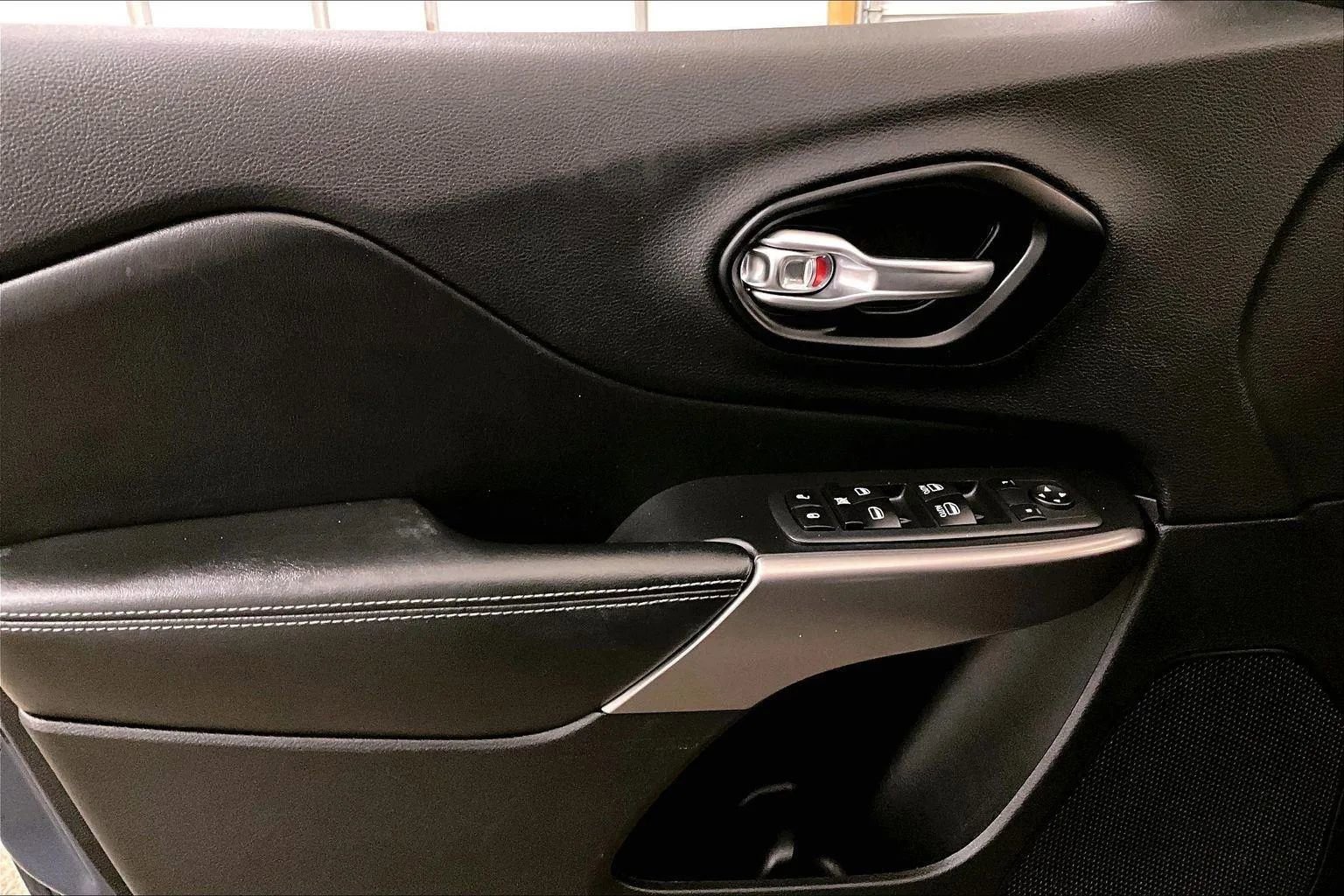 Used 2020 Jeep Cherokee Latitude Plus image 22