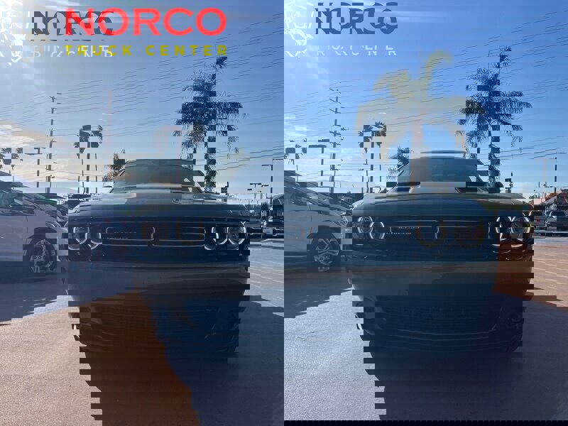 Used 2022 Dodge Challenger SXT image 3