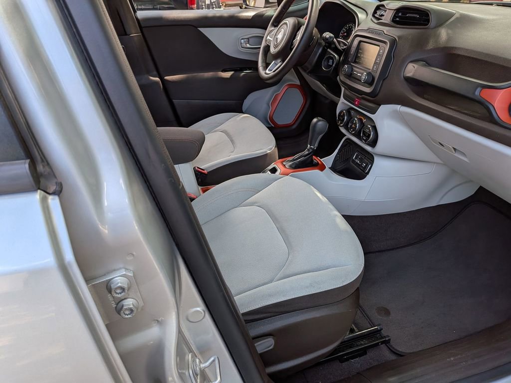 Used 2017 Jeep Renegade Latitude w/ Popular Equipment Group FWD image 29