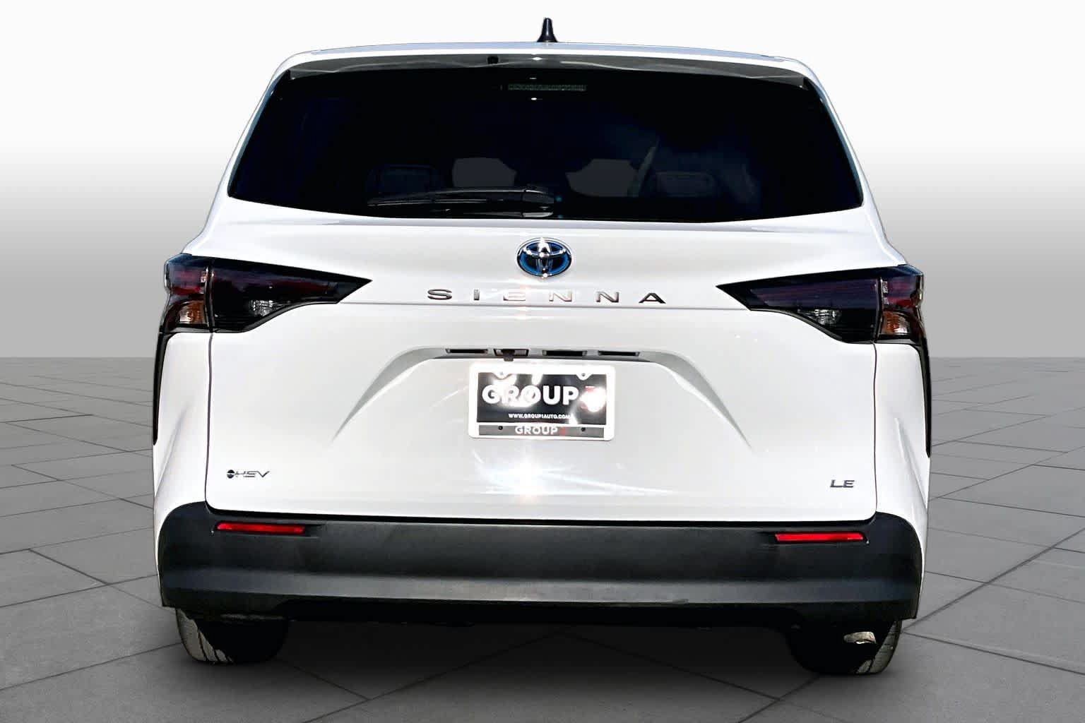 Certified 2025 Toyota Sienna LE FWD image 4