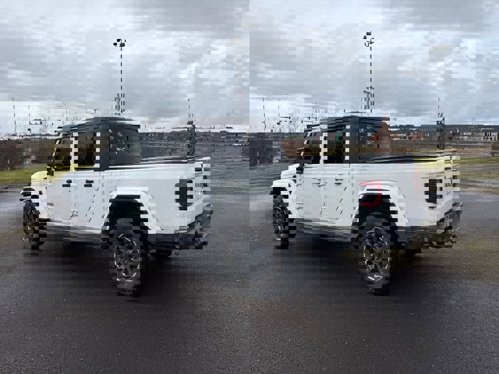 Used 2021 Jeep Gladiator Overland image 11