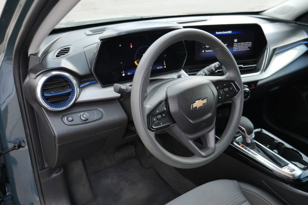 Used 2025 Chevrolet Trax LT FWD image 9