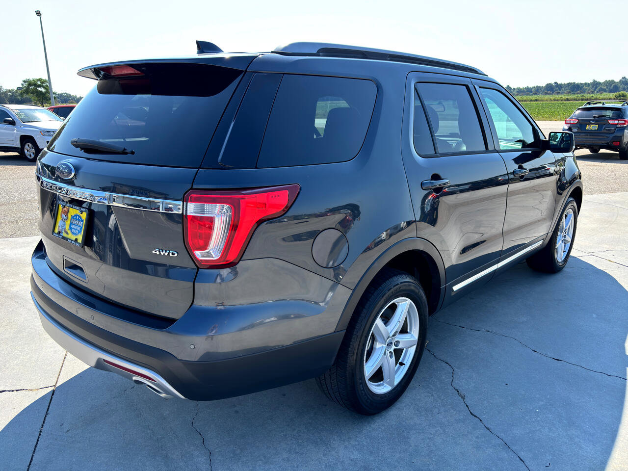 Used 2017 Ford Explorer XLT image 4