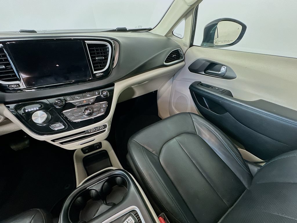 Used 2021 Chrysler Pacifica Touring-L FWD image 11