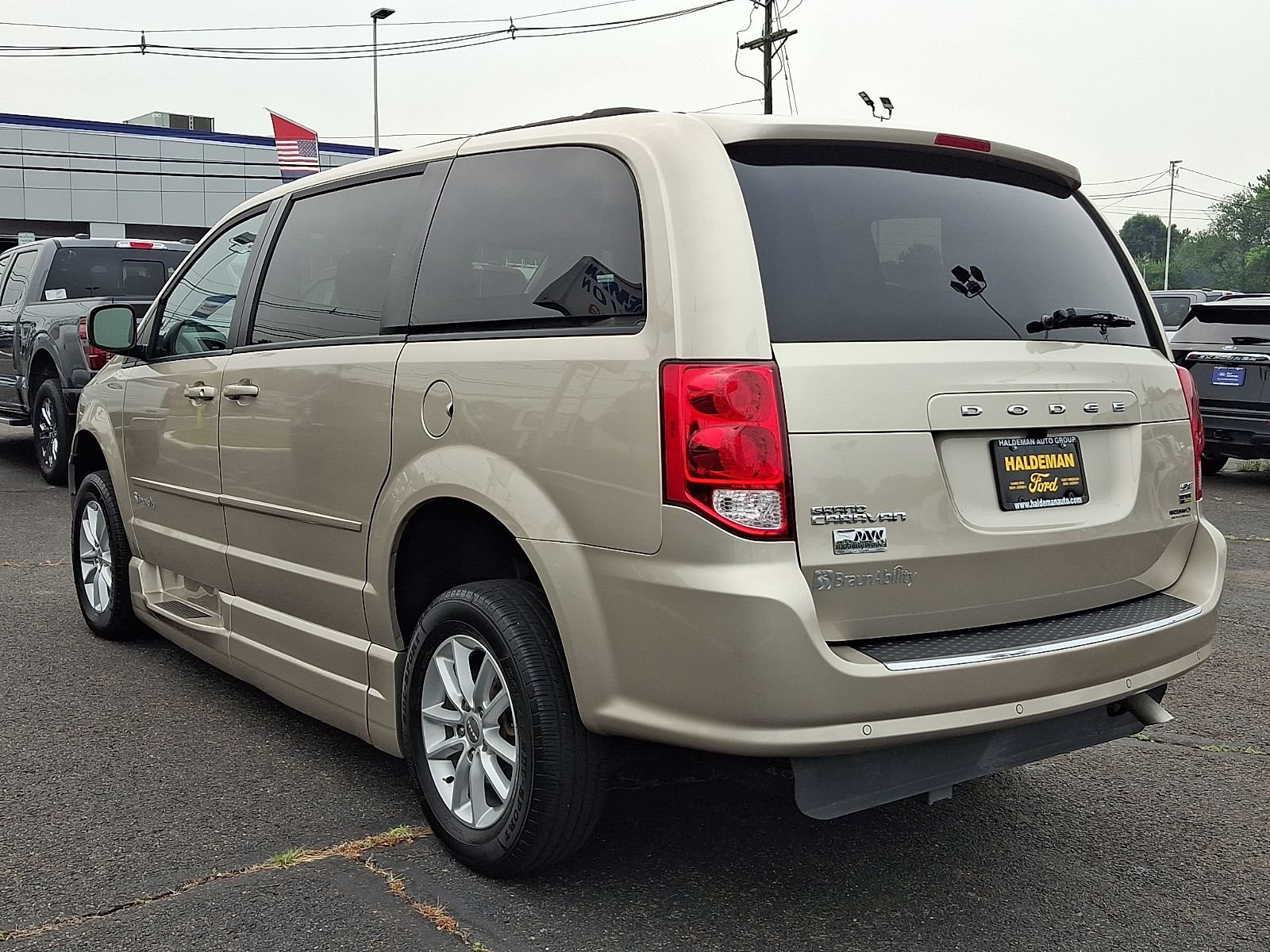 Used 2015 Dodge Grand Caravan SXT w/ Rear Park Assist Package FWD image 5