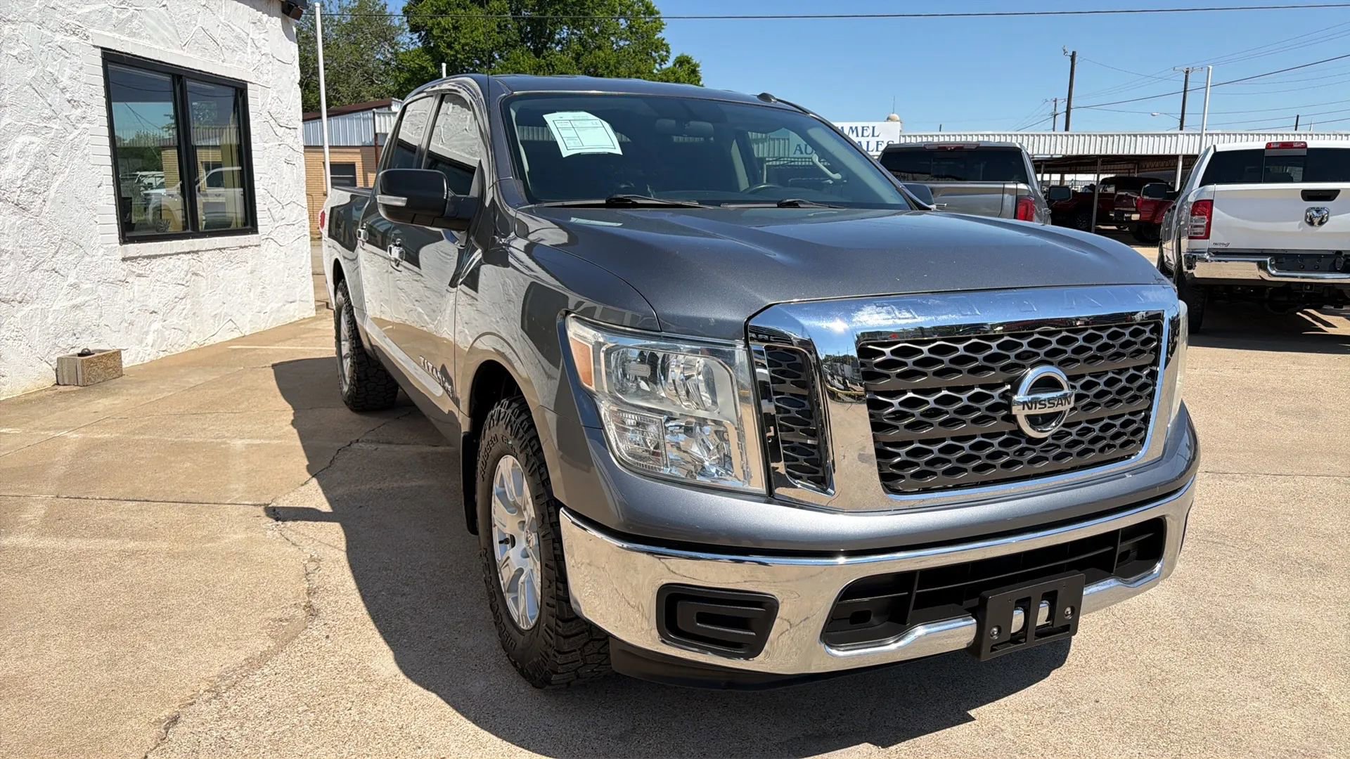 Used 2018 Nissan Titan SV RWD image 4