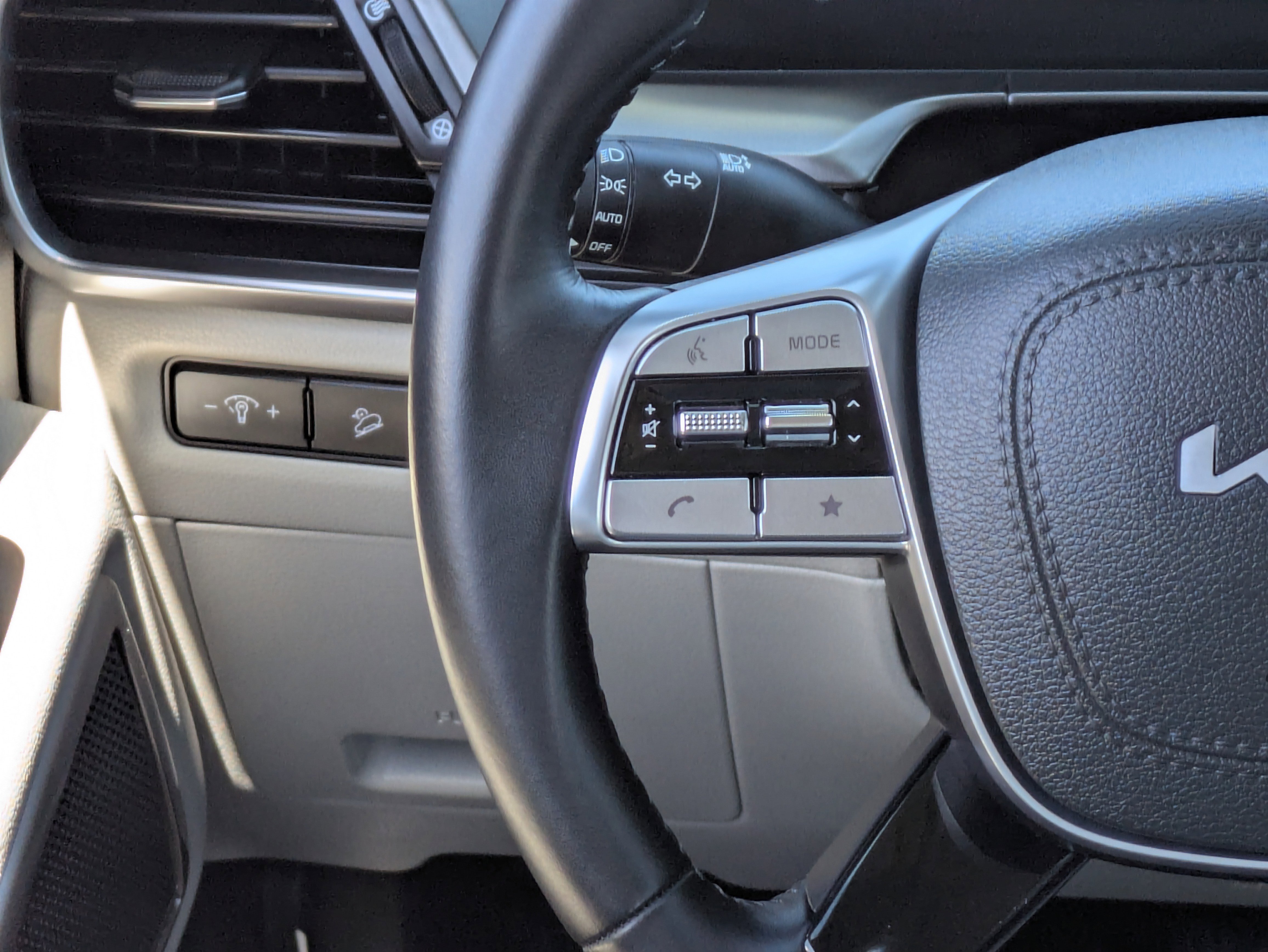 Used 2025 Kia Telluride S FWD image 23