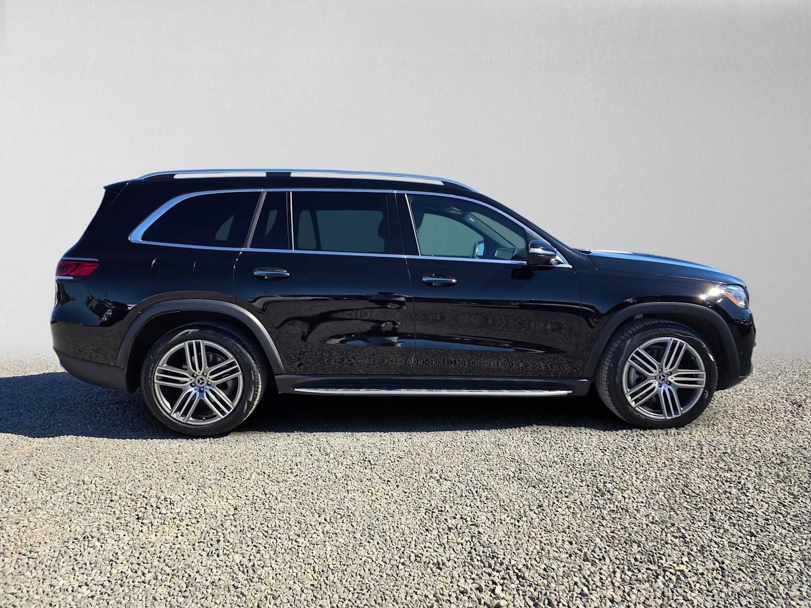 Used 2023 Mercedes-Benz GLS 450 4MATIC image 2