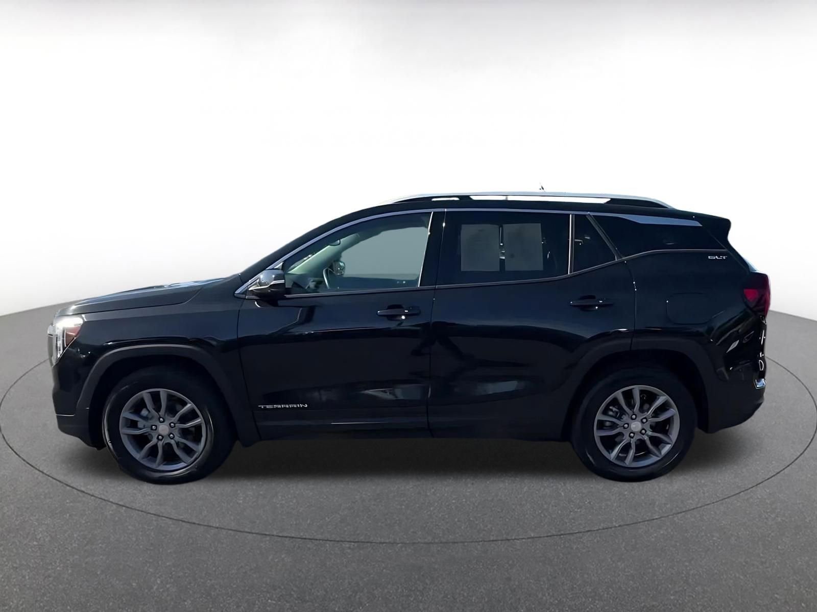 Used 2024 GMC Terrain SLT AWD/4WD image 9