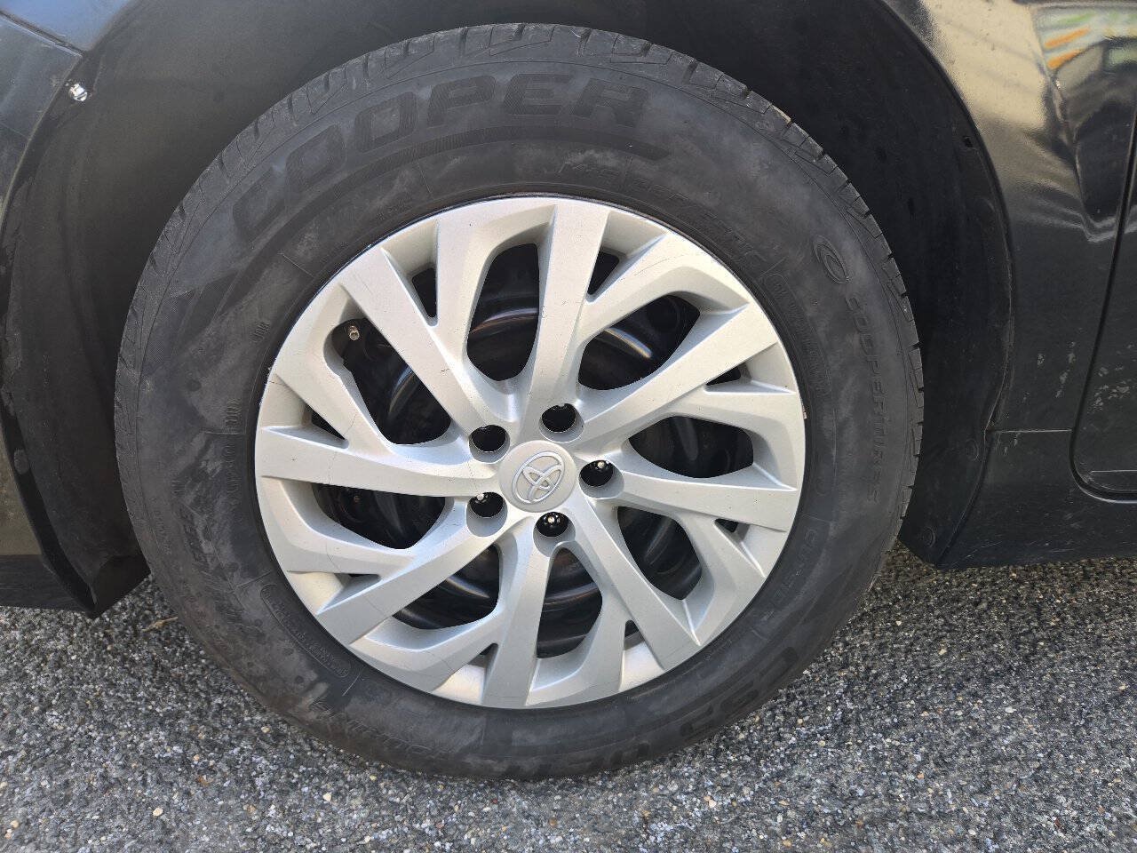 Used 2017 Toyota Camry LE FWD image 12