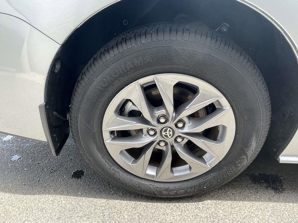 Used 2025 Toyota Sienna XLE image 31