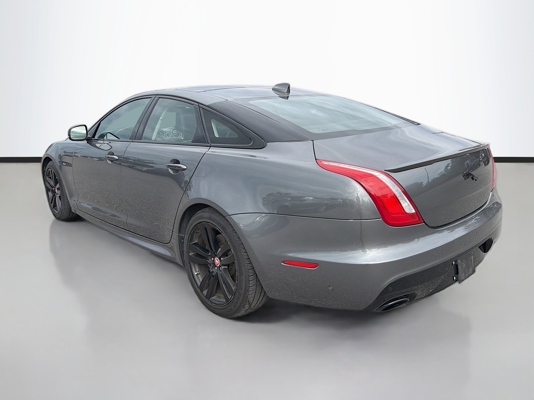 Used 2019 Jaguar XJ R-Sport image 3
