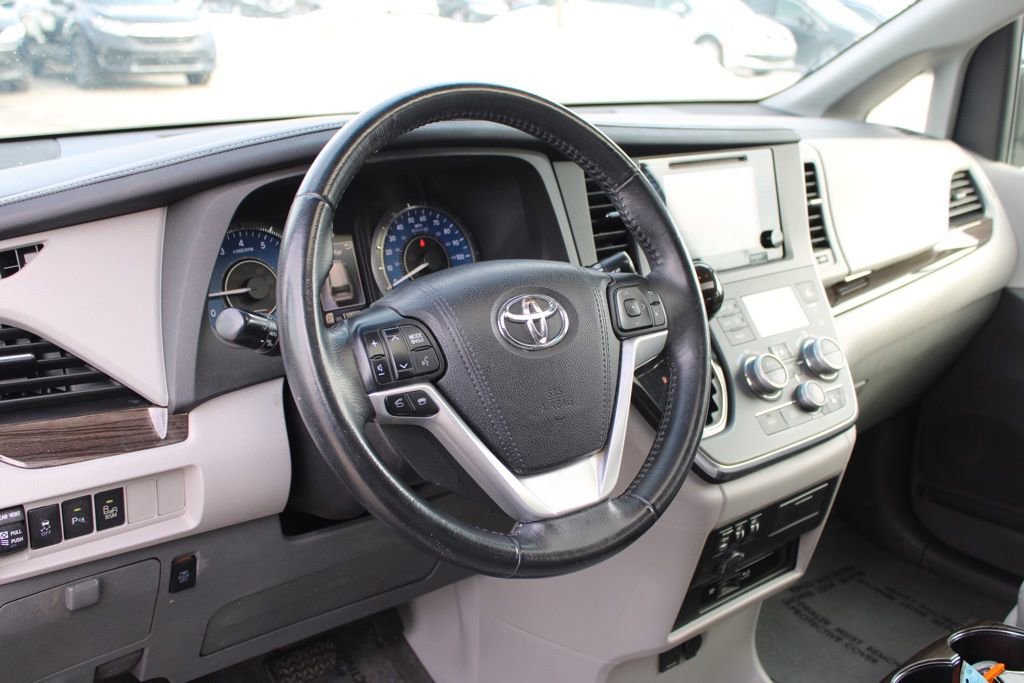 Used 2015 Toyota Sienna XLE Premium image 18