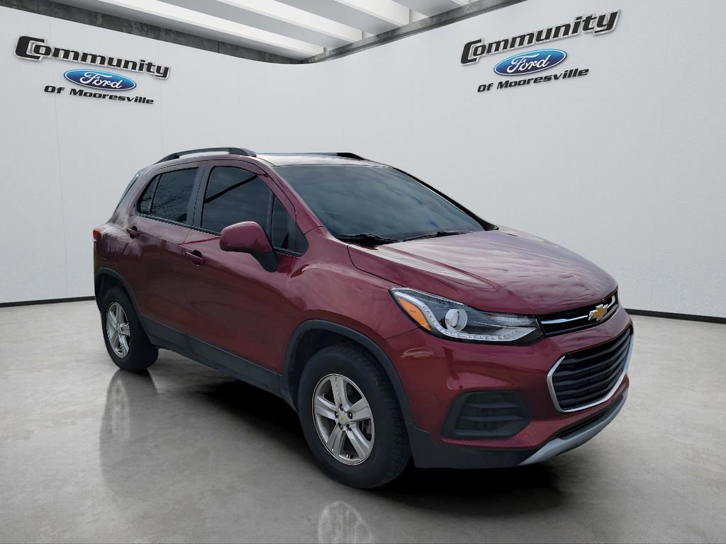 Used 2021 Chevrolet Trax LT w/ LT Convenience Package AWD/4WD image 3