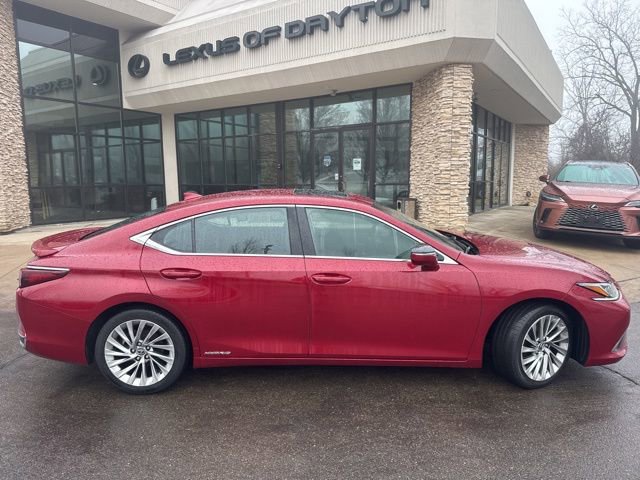 Used 2022 Lexus ES 300h w/ Luxury Package image 2