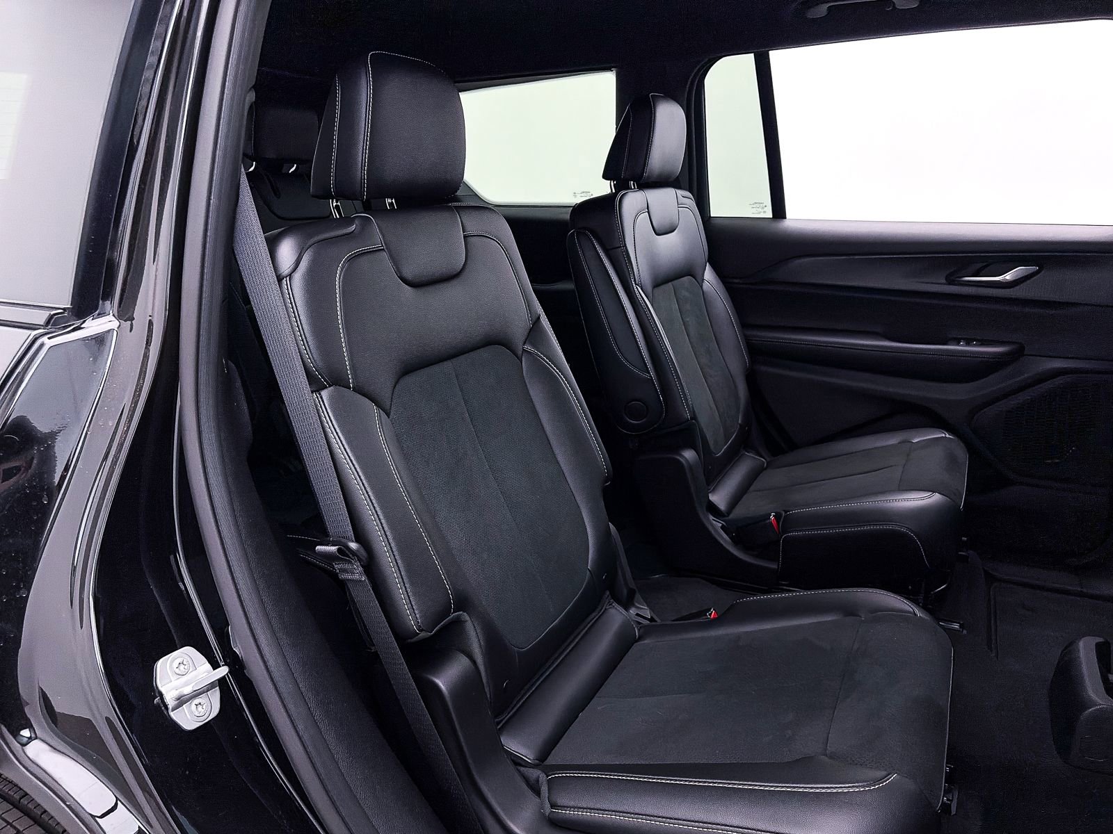 Used 2025 Jeep Grand Cherokee L Altitude AWD/4WD image 37