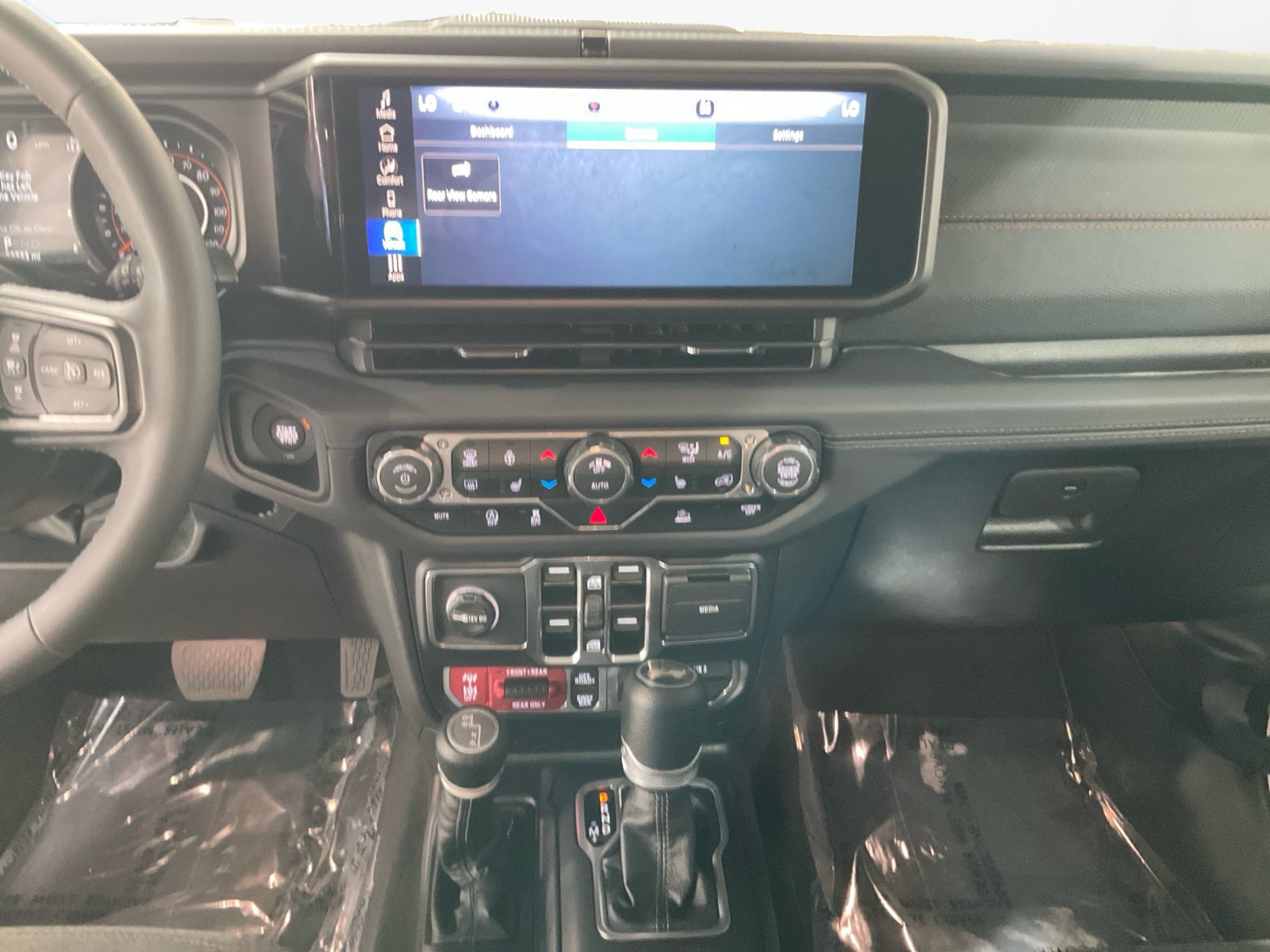 Used 2025 Jeep Wrangler Unlimited Rubicon w/ Convenience Group AWD/4WD image 12