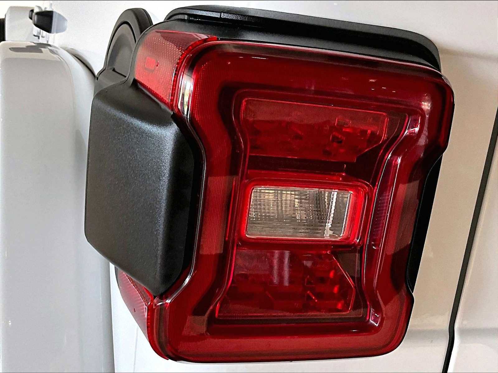 Used 2025 Jeep Wrangler Unlimited Rubicon AWD/4WD image 34