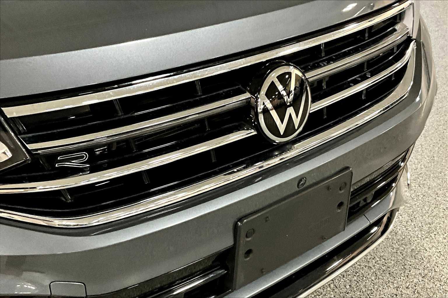 Used 2022 Volkswagen Tiguan SEL R-Line image 31