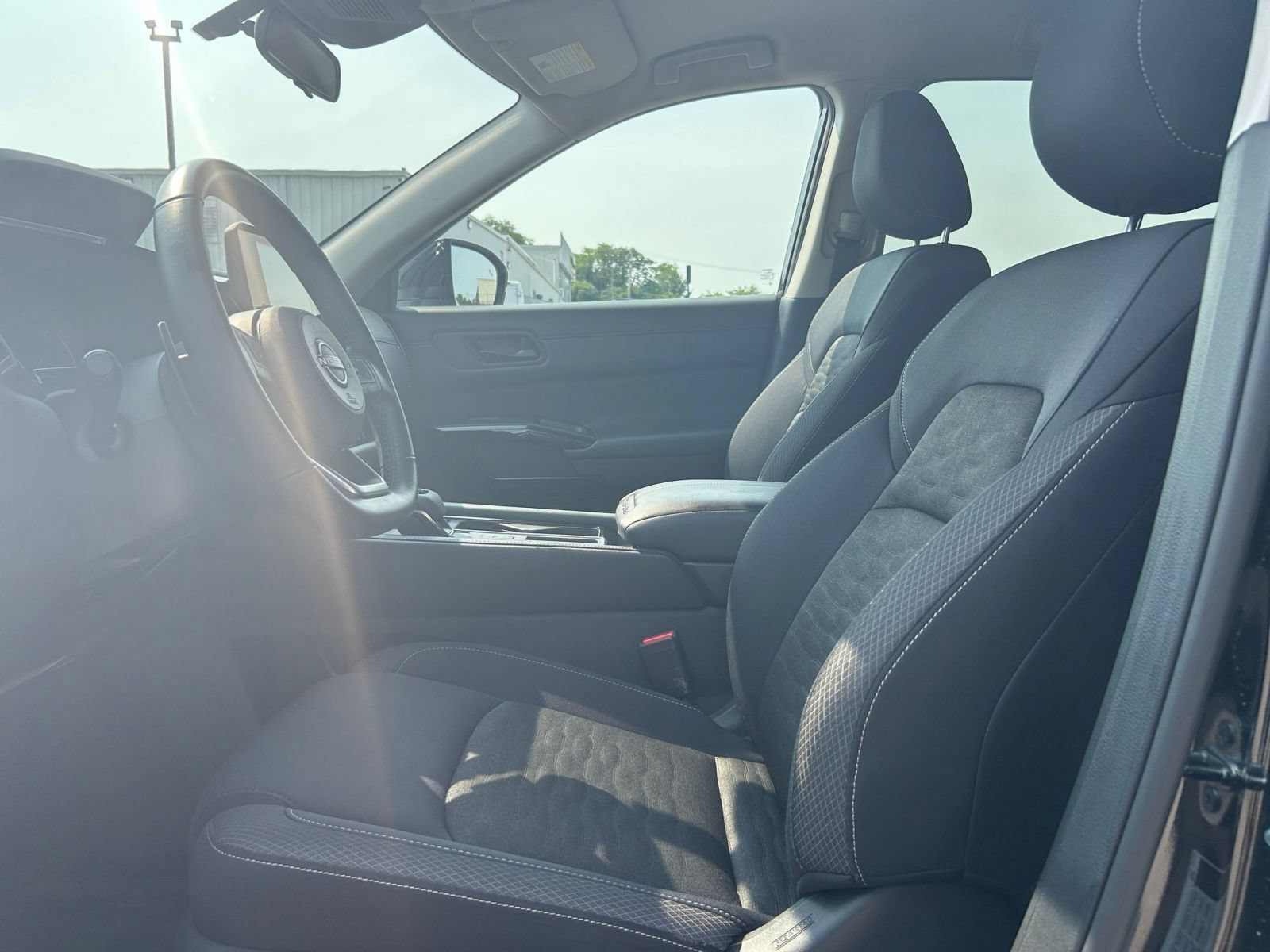 Used 2025 Nissan Pathfinder SV FWD image 22