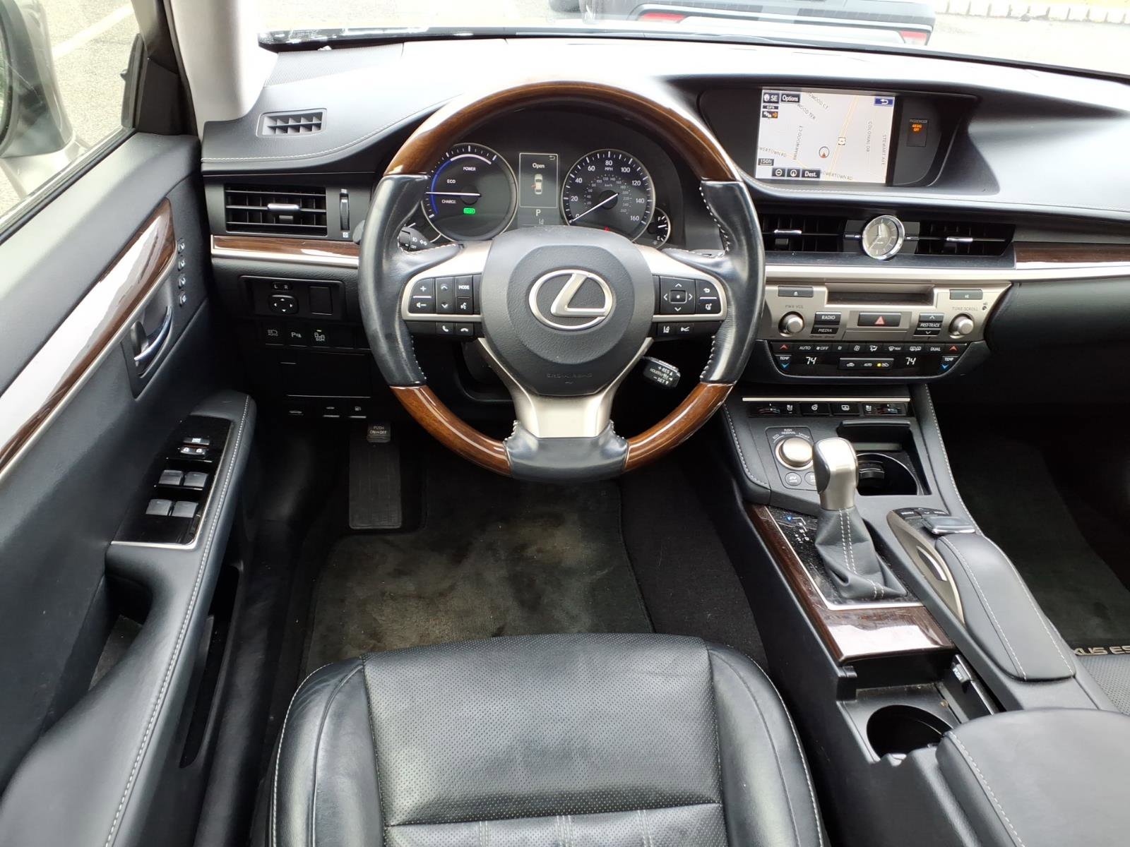 Used 2016 Lexus ES 300h w/ Luxury Package w/Wood Trim image 7