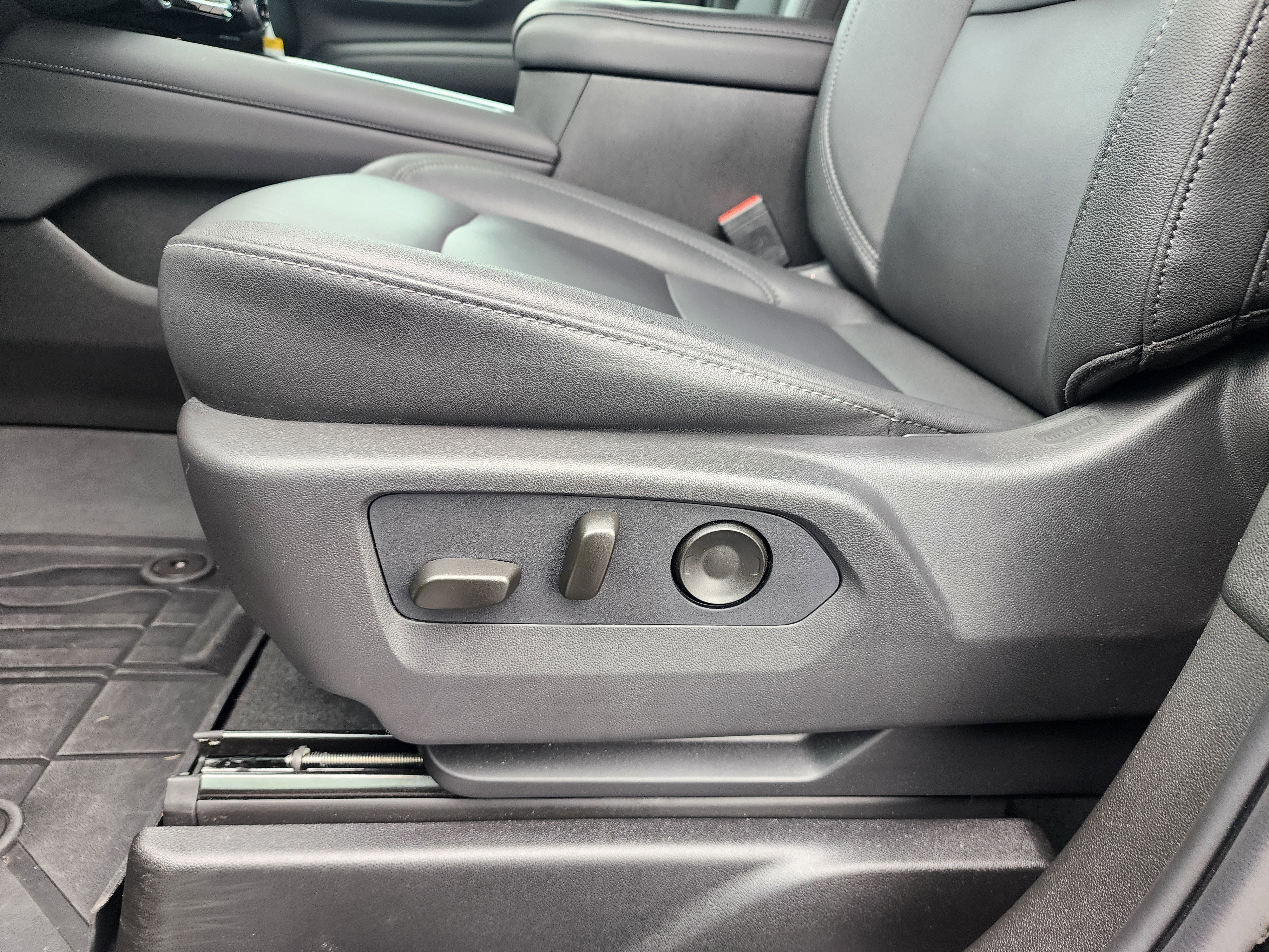 Used 2026 Chevrolet Suburban LT image 26