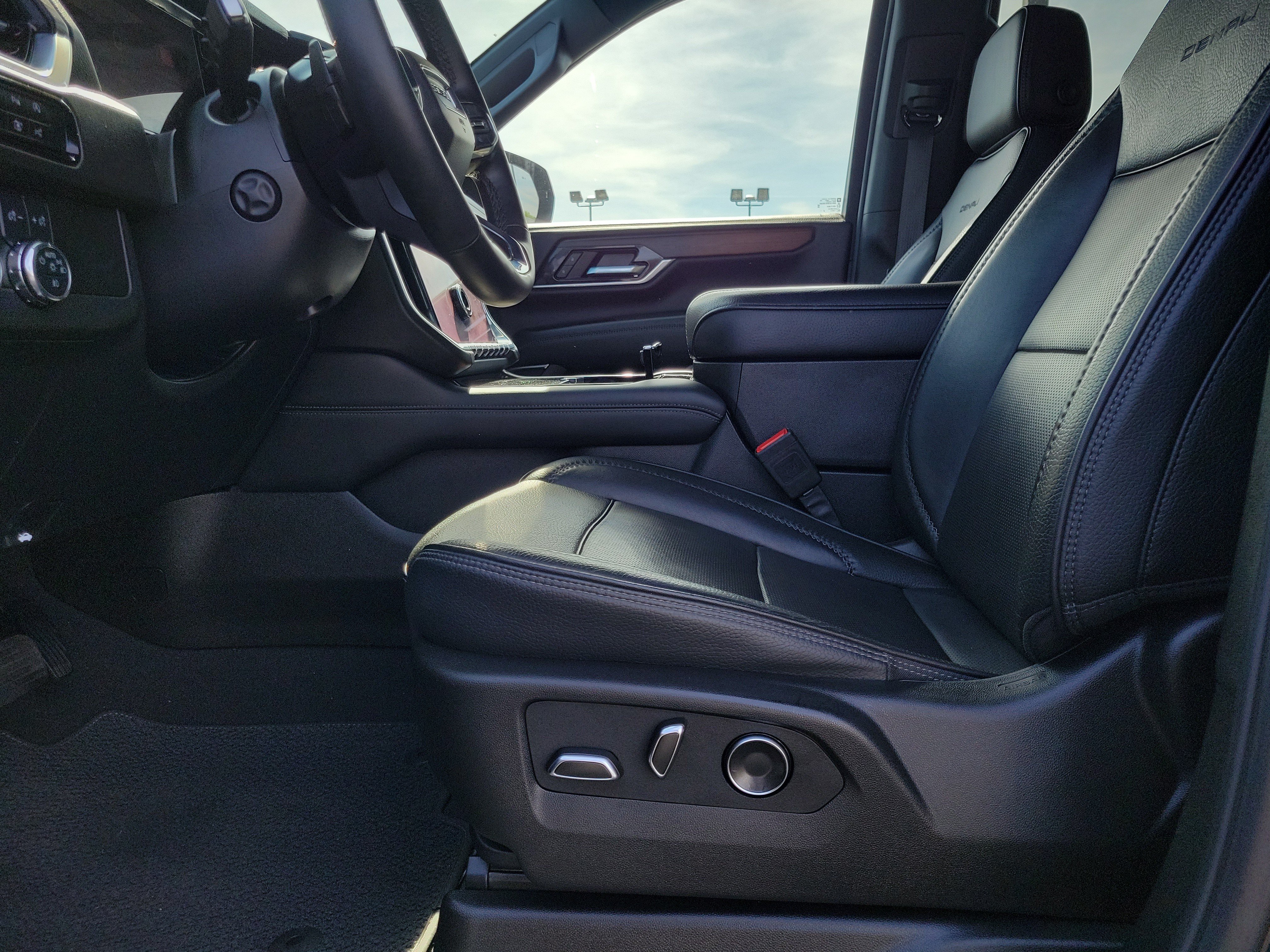Used 2025 GMC Yukon Denali AWD/4WD image 16