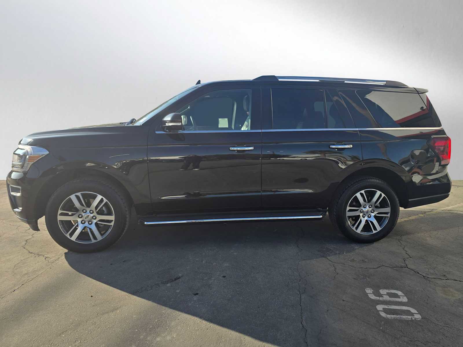 Used 2023 Ford Expedition Limited image 6