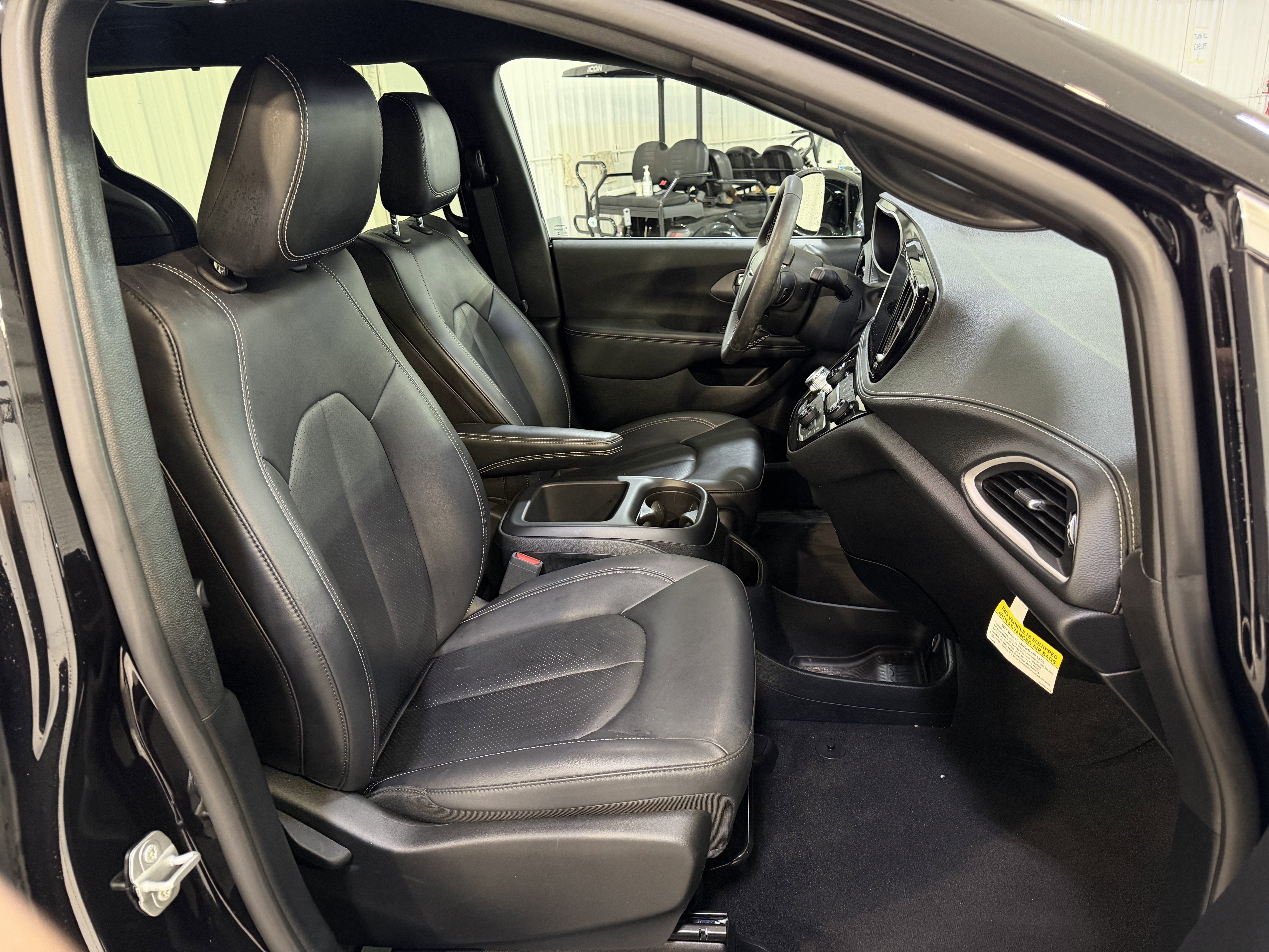 Used 2025 Chrysler Pacifica Select FWD image 13