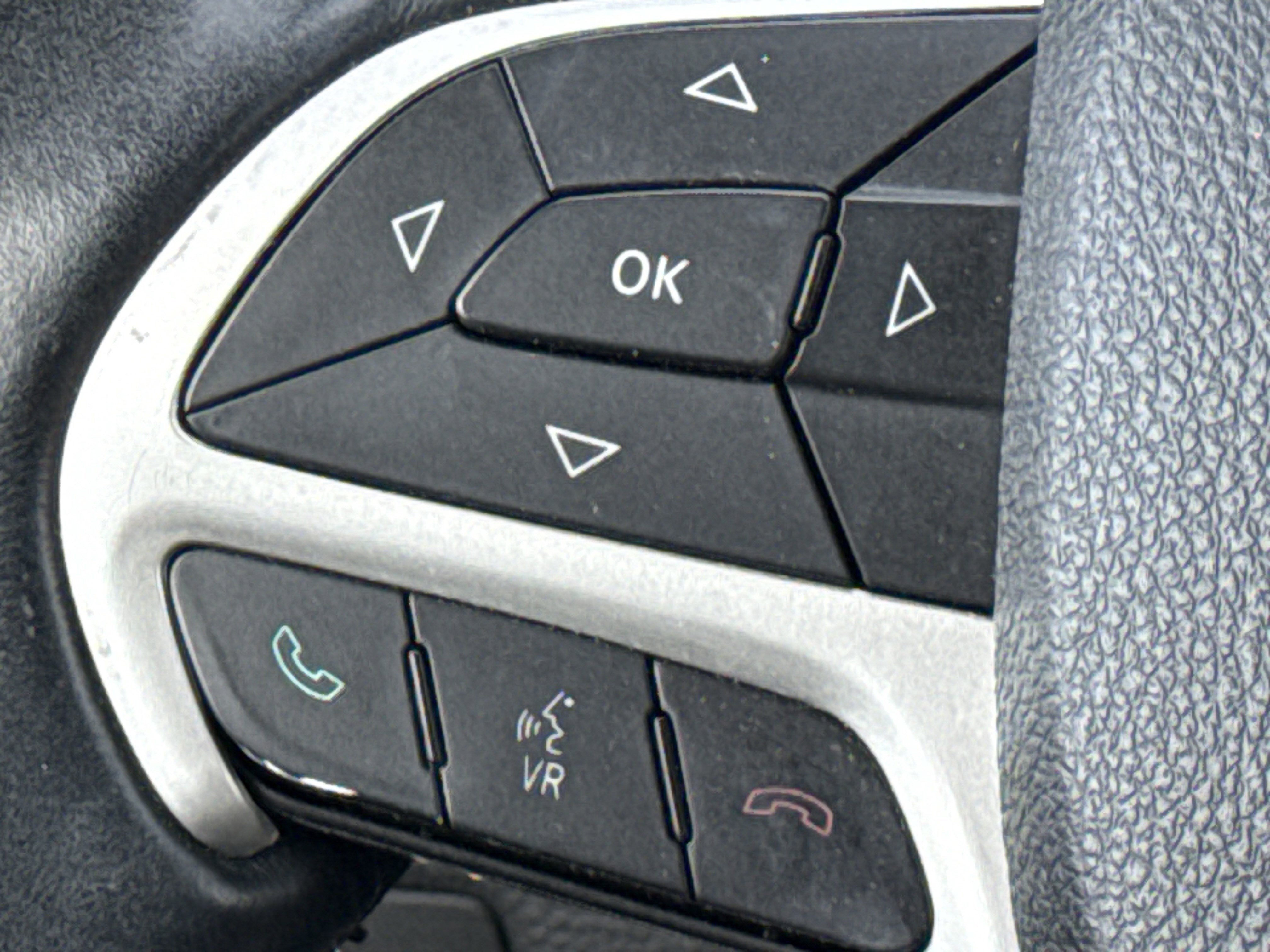 Used 2017 Jeep Cherokee Limited image 18