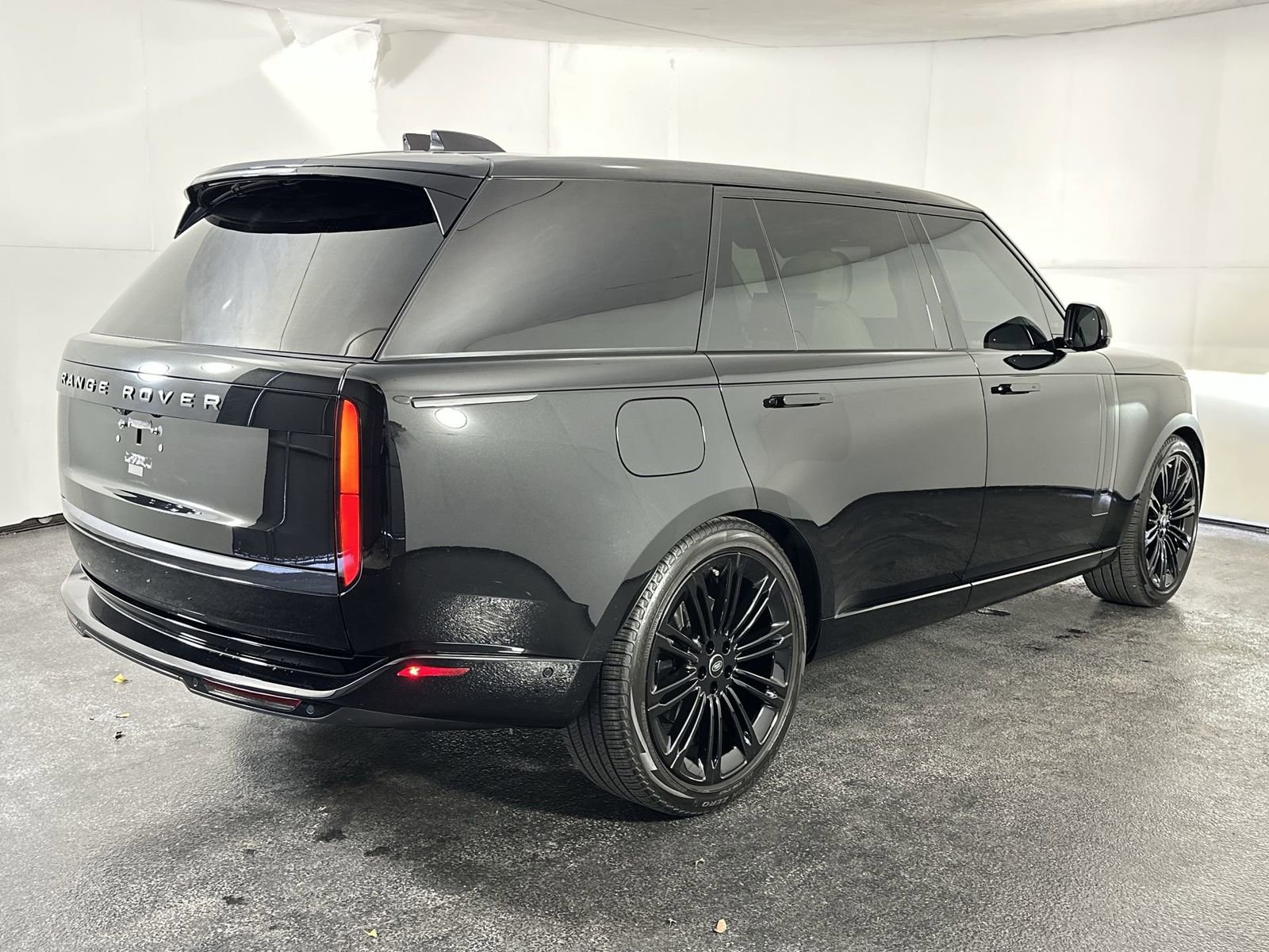 Used 2024 Land Rover Range Rover Long Wheelbase SE image 8