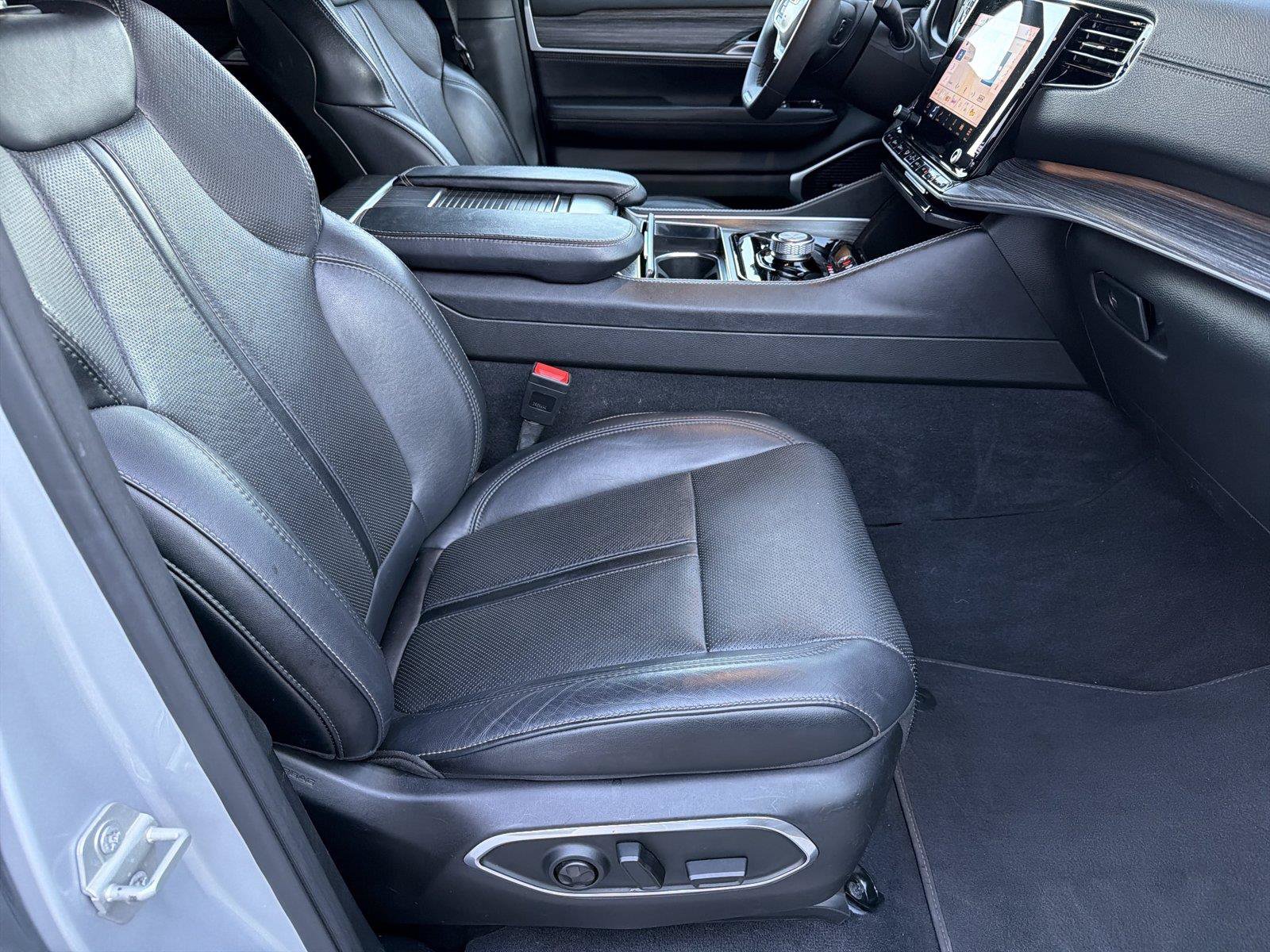 Used 2024 Jeep Wagoneer Series II w/ Flexible Seating Group RWD image 12