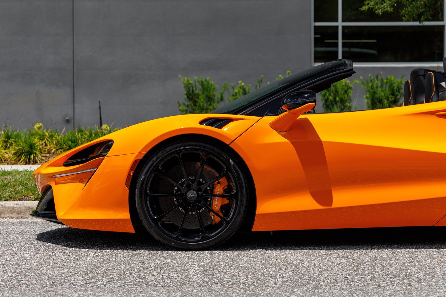 Used 2025 McLaren Artura Spider RWD image 27