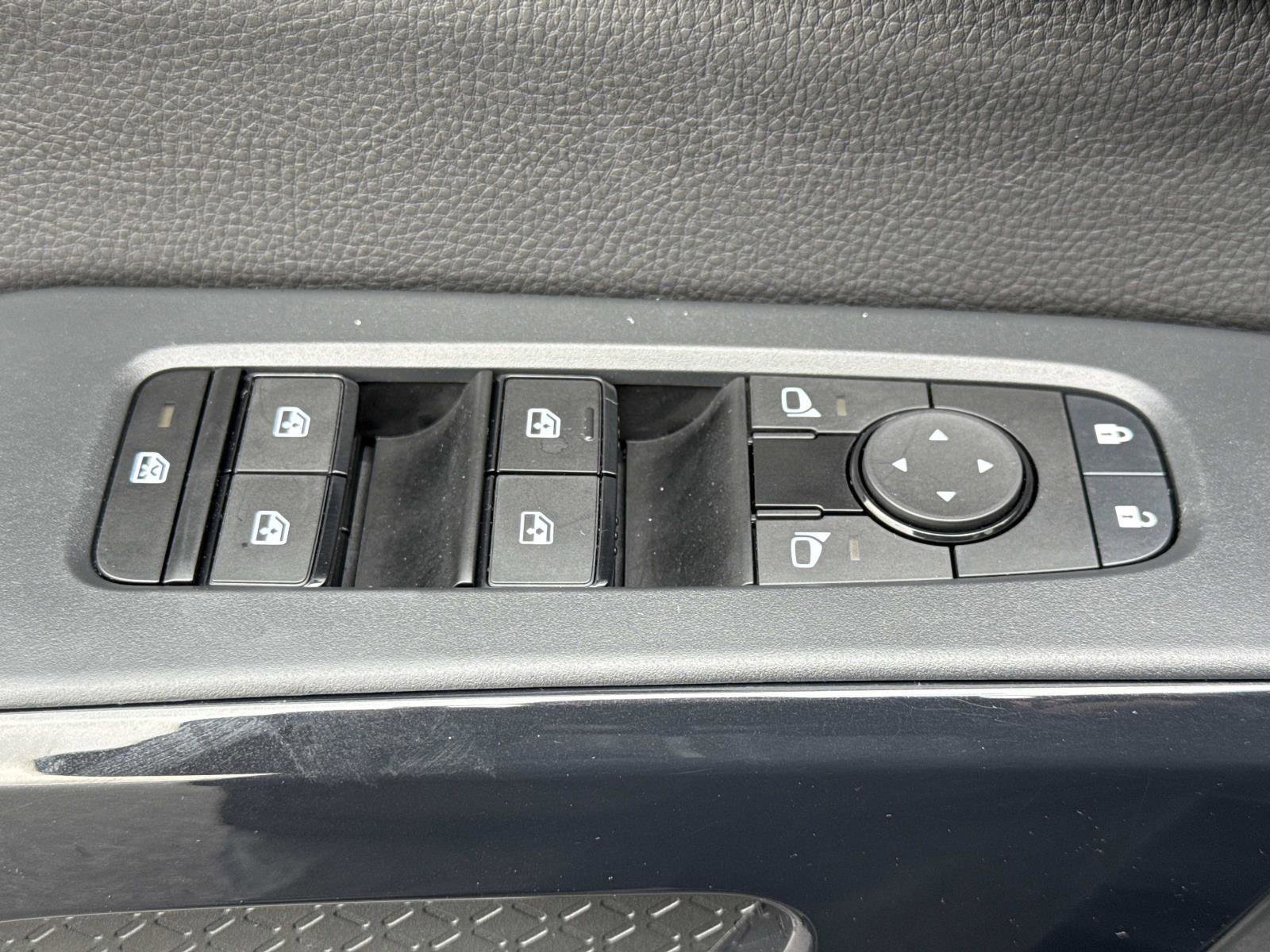 Used 2024 Nissan Pathfinder S image 16