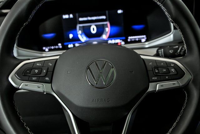 Certified 2025 Volkswagen Taos SE w/ Panoramic Sunroof Package AWD/4WD image 16