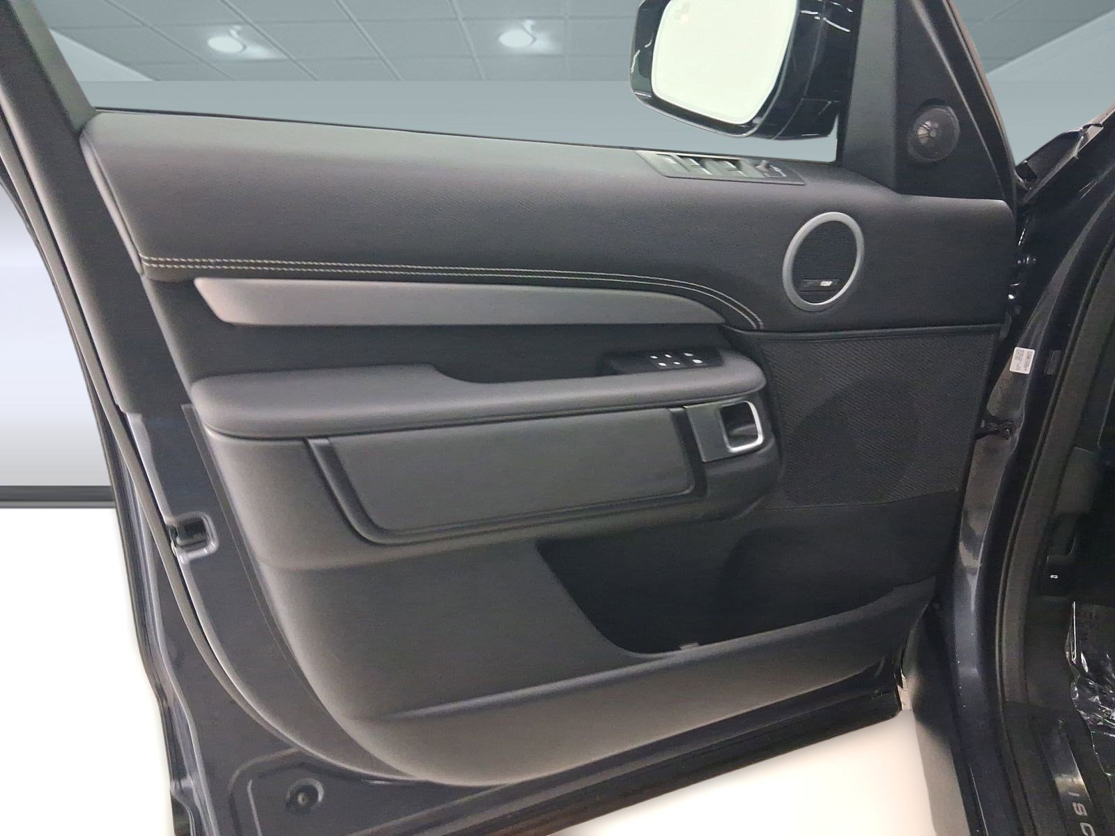 Used 2025 Land Rover Discovery Dynamic SE image 22