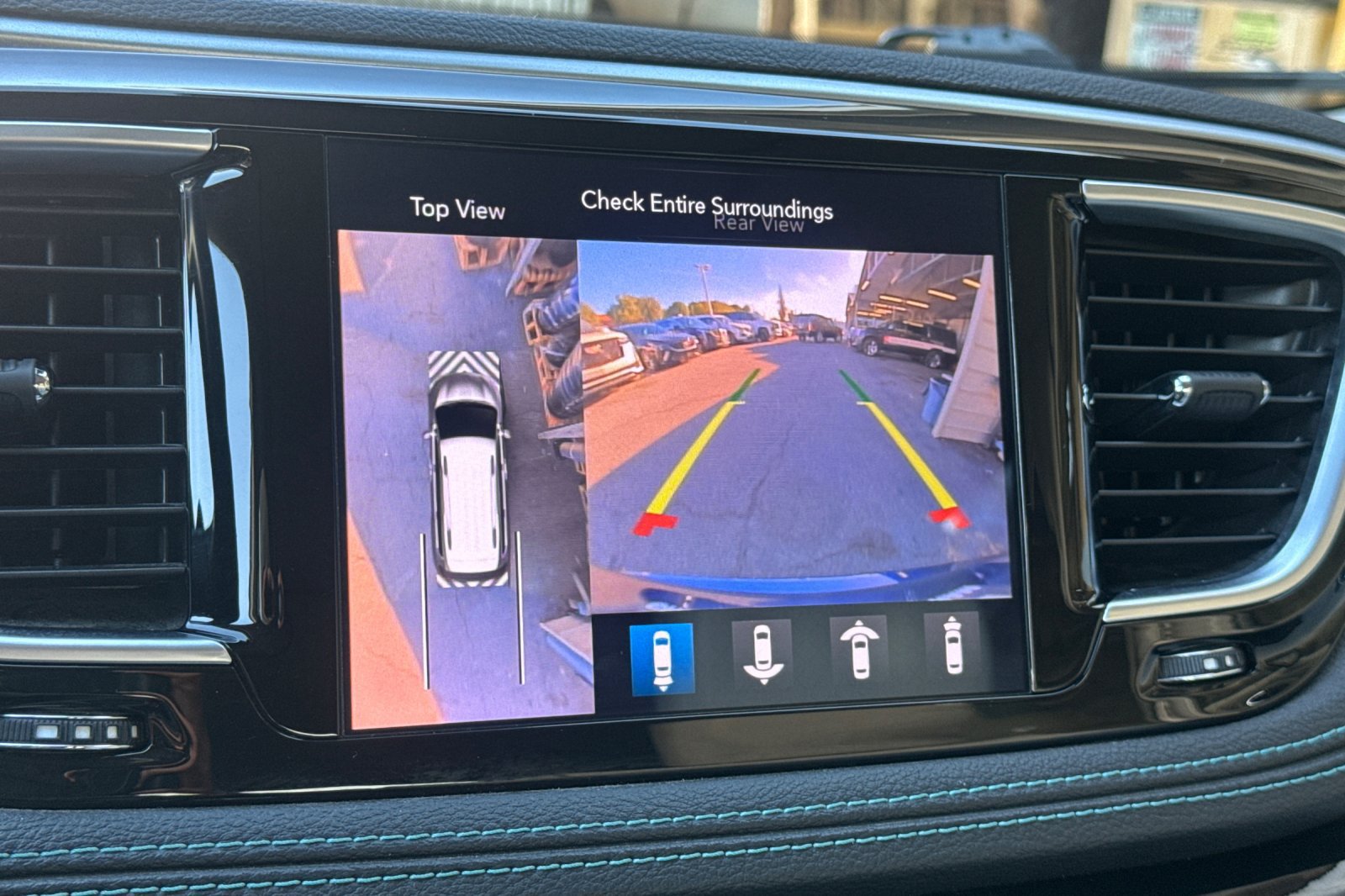 Used 2020 Chrysler Pacifica Limited w/ Advanced Safetytec Group FWD image 25