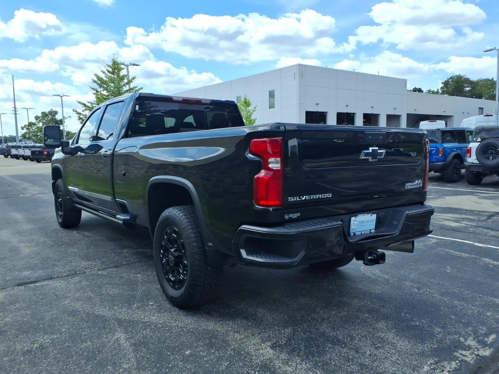 Used 2024 Chevrolet Silverado 3500 High Country w/ High Country Premium Package AWD/4WD image 8