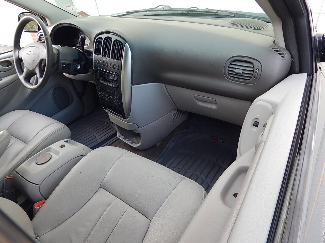Used 2005 Chrysler Town & Country Touring w/ Luxury Group FWD image 18