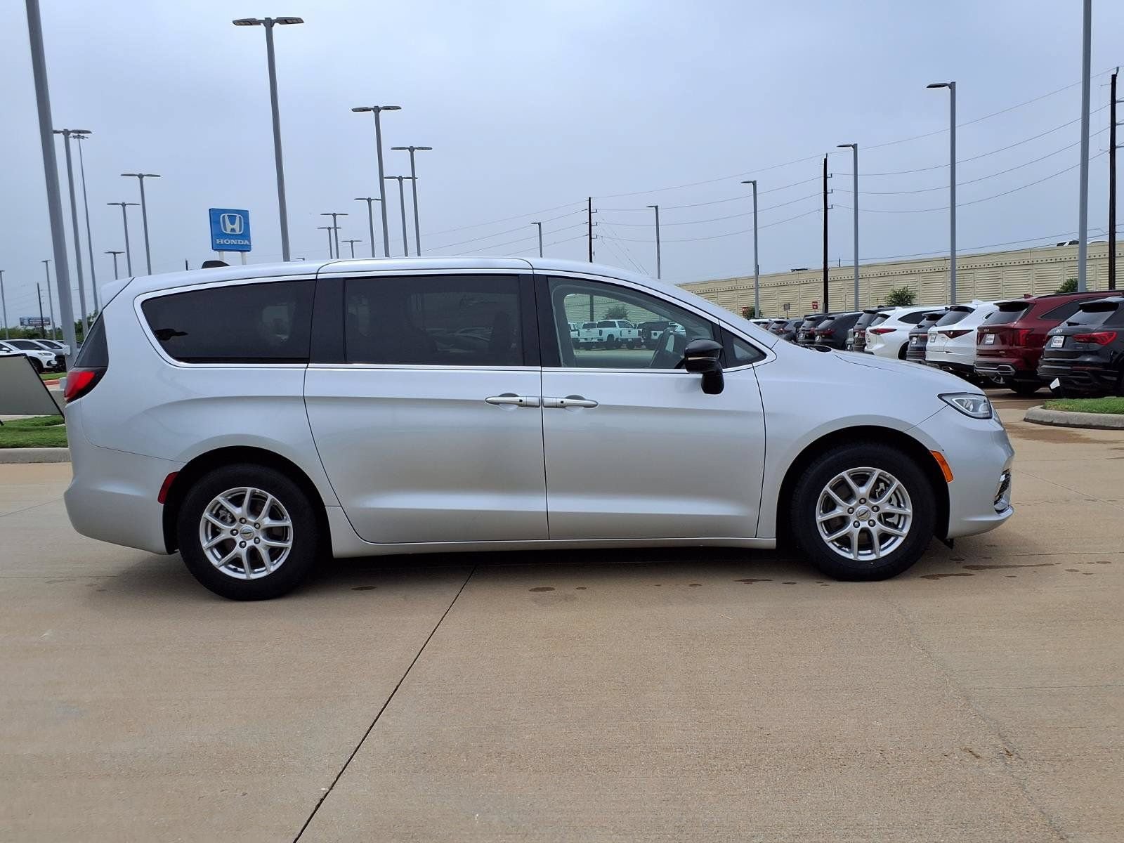 Used 2024 Chrysler Pacifica Touring-L FWD image 8