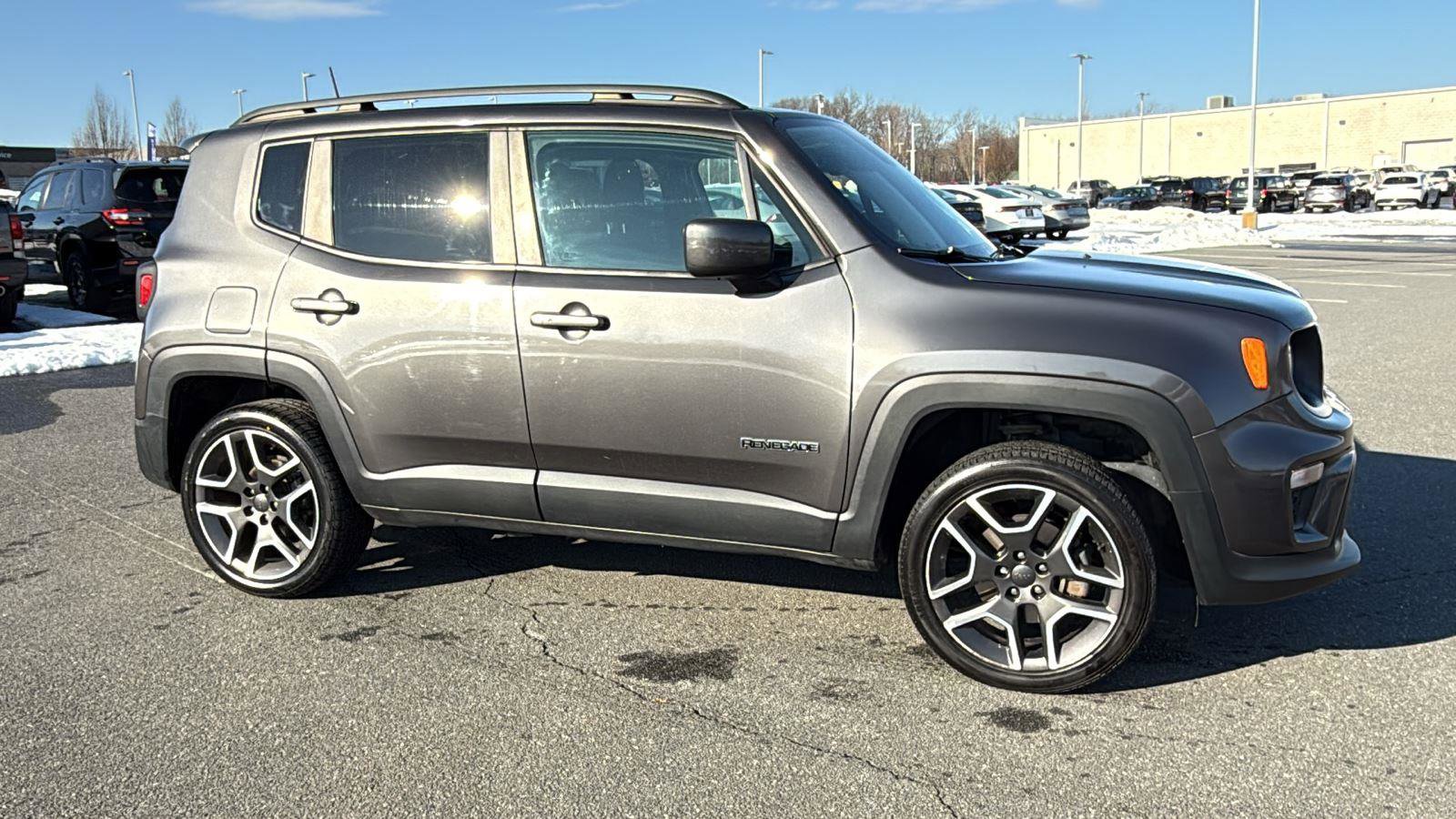Used 2019 Jeep Renegade Latitude w/ Cold Weather Group image 3