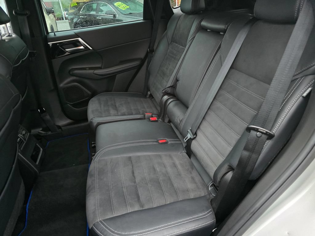 Used 2023 Mitsubishi Outlander 4WD Plug-In Hybrid image 13